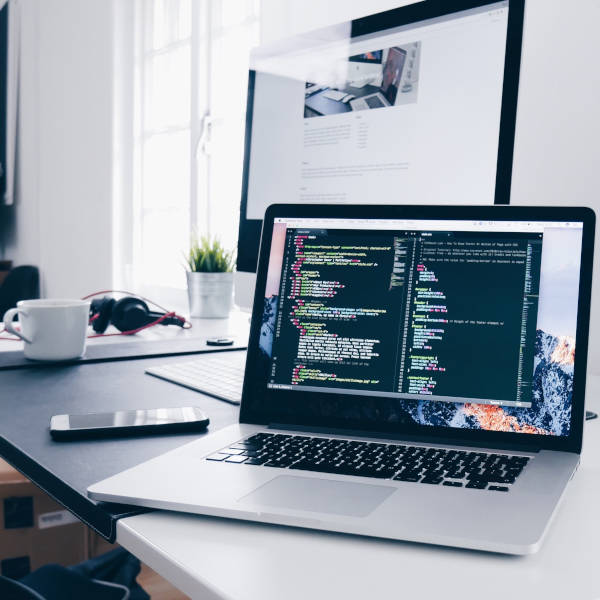 Travail administratif avec l'ordinateur portable à Antibes