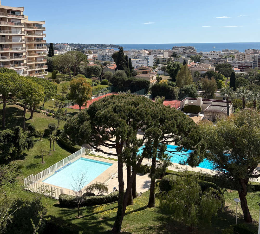 Vue mer, jardin, piscine et tennis Résidence Eden Park à Juan-Les-Pins